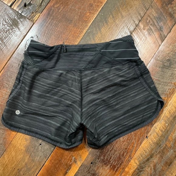 Lululemon Speed Up Shorts 5" Black Gray Recycled Fabric Size 6 - Picture 2 of 5